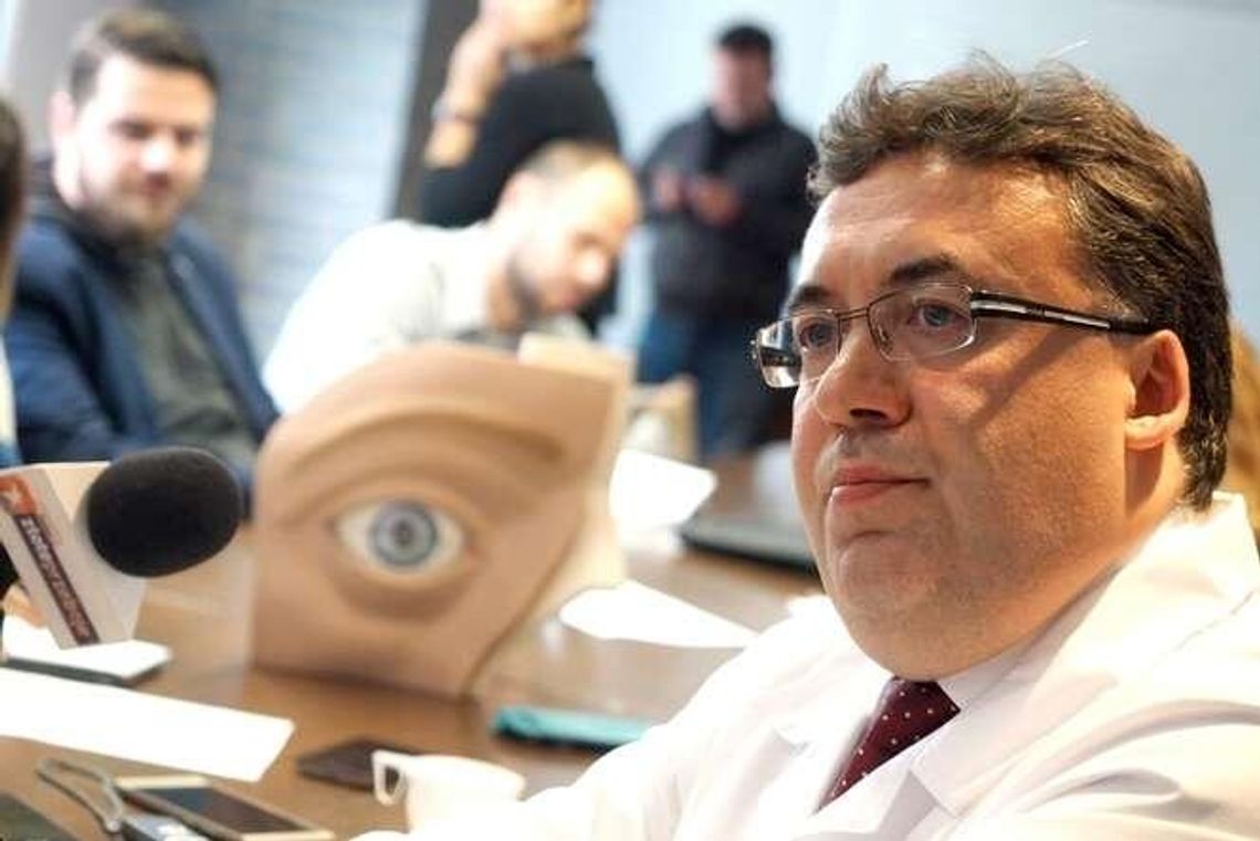 Z lupą w oku. W Lublinie przeprowadzili pierwszą taką operację w Polsce Z lupą w oku. W Lublinie przeprowadzili pierwszą taką operację w Polsce