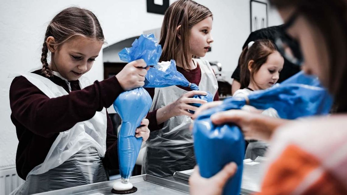 Z miłości do czekolady uczą ją przygotowywać Z miłości do czekolady uczą ją przygotowywać