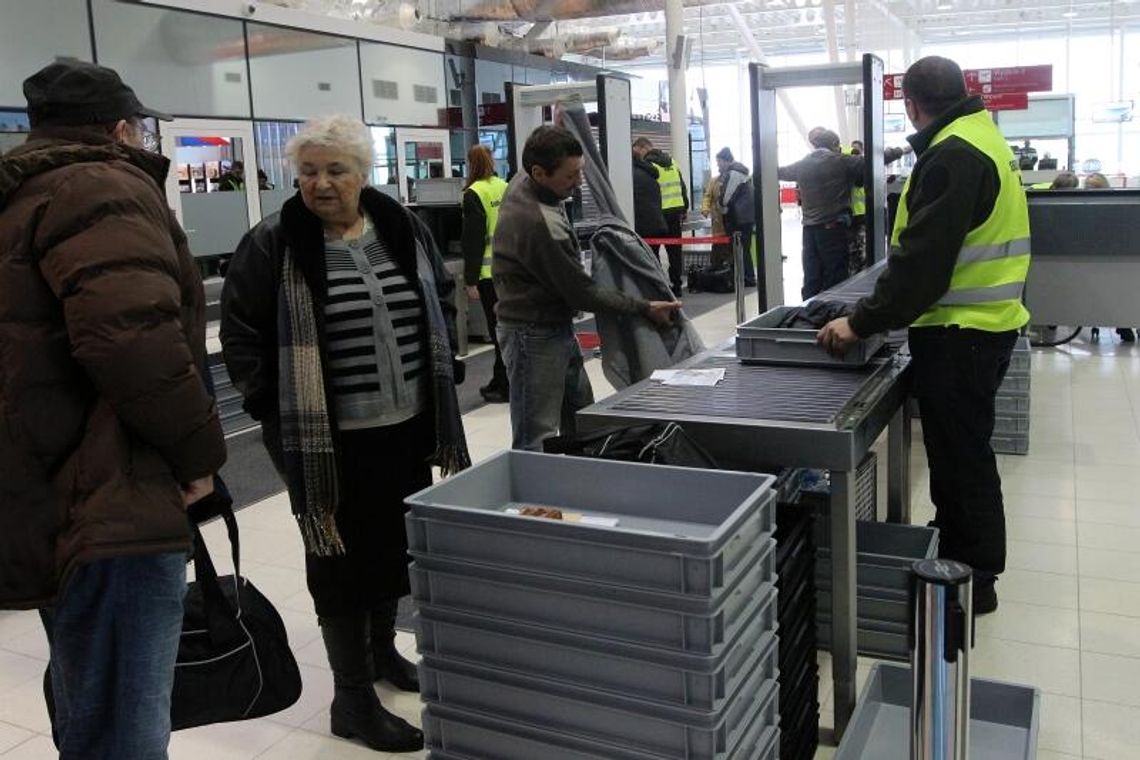 Z nożem i bombą na lotnisko. ULC przyznaje: Była kontrola Z nożem i bombą na lotnisko. ULC przyznaje: Była kontrola
