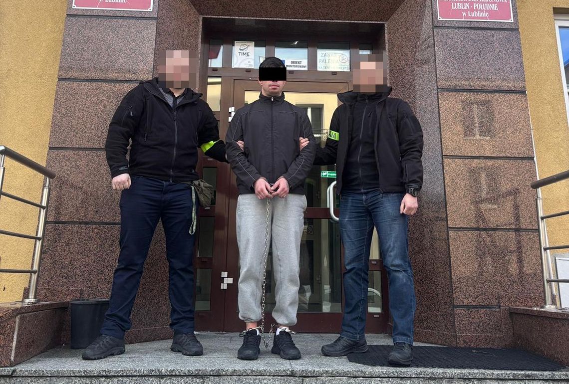 Zatrzymany w kajdankach w asyście policjantów