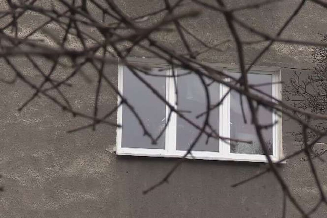 Z okna strzelali z wiatrówki do przechodniów. Mężczyzna walczy o życie