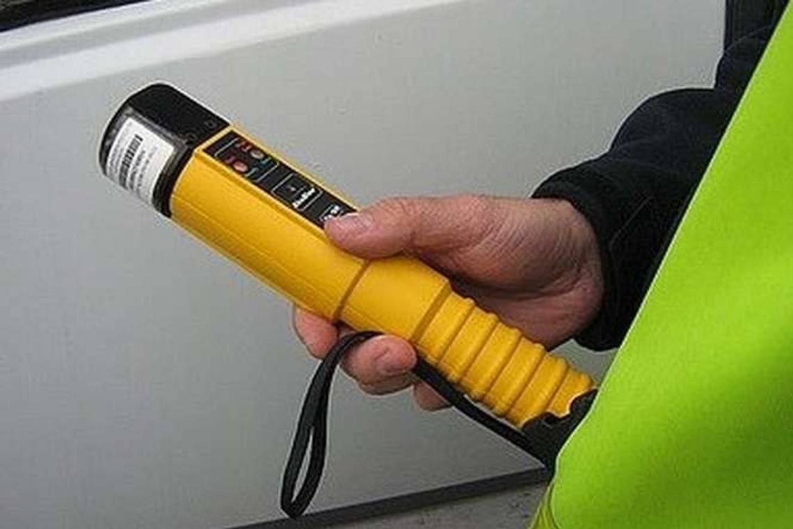 Z opuszczonym pługiem przejechał przez wieś