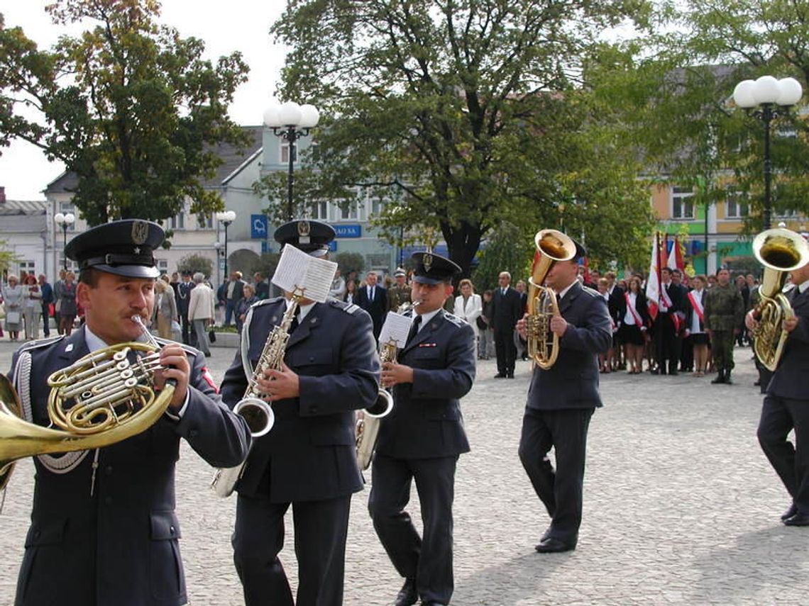 Z paradą i orkiestrą
