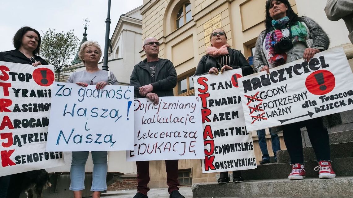 Z pierwszym dzwonkiem w szkołach protest nauczycieli. "Nas ewidentnie władza nie lubi"