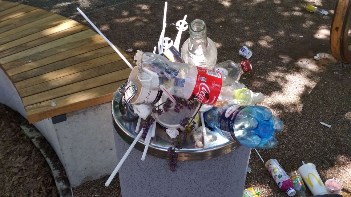 Z poidełka zrobili sobie śmietnik. Bałagan po majówce w centrum Lublina [zdjęcia]