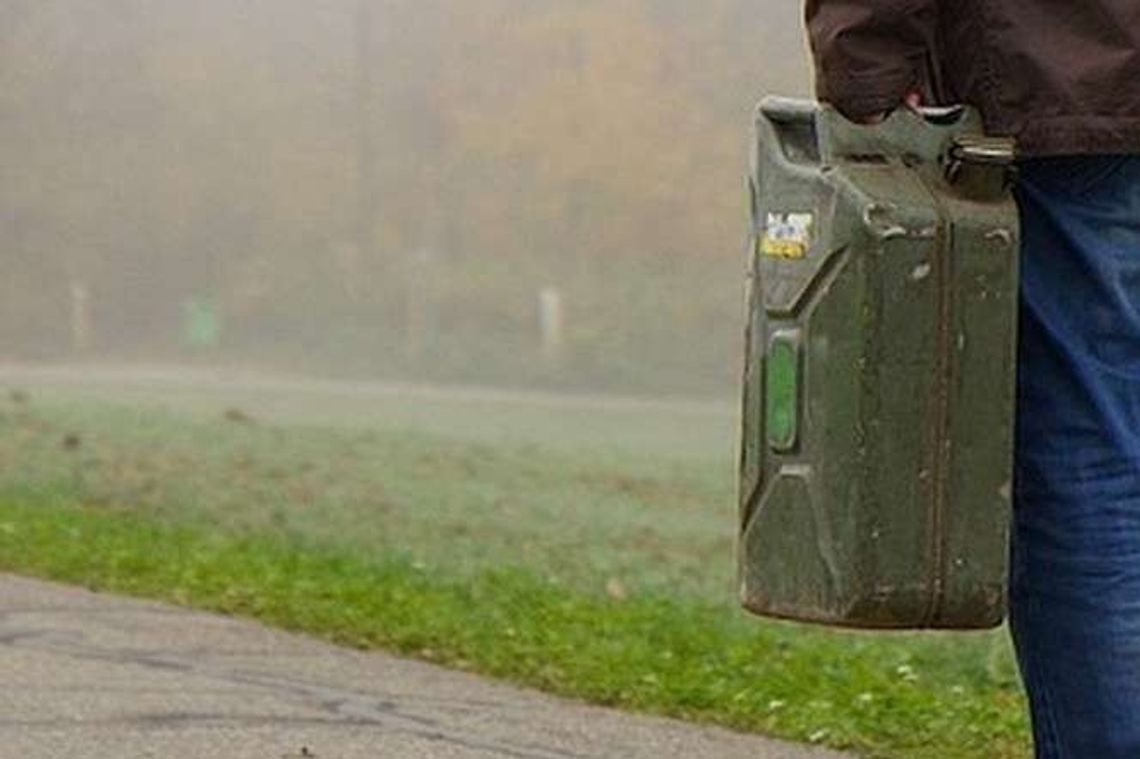 Z pojazdów w okolicy znikało paliwo. Były zawód sprawcy jest zaskakujący