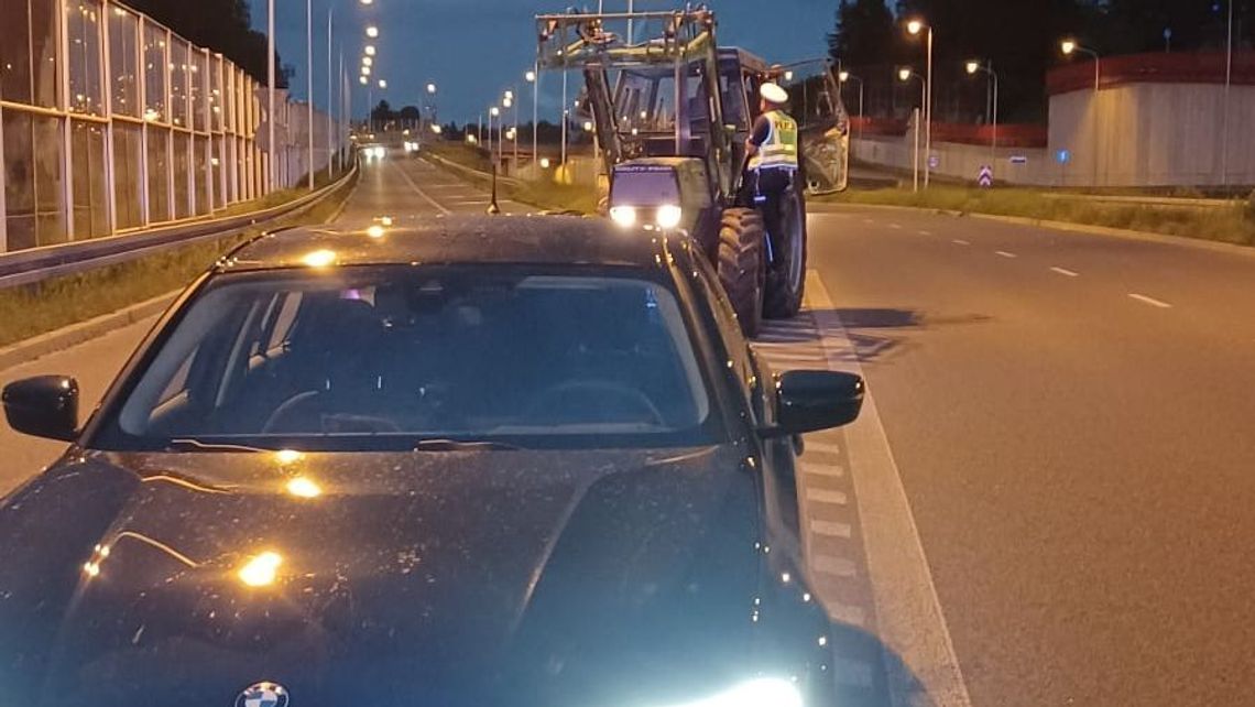 Z pola na ekspresówkę. Ciągnik daleko nie pojechał 