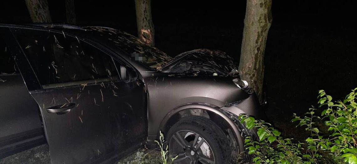 Z promilami, zakazem jazdy i listem gończym. Rozbił Porsche o drzewo Z promilami, zakazem jazdy i listem gończym. Rozbił Porsche o drzewo