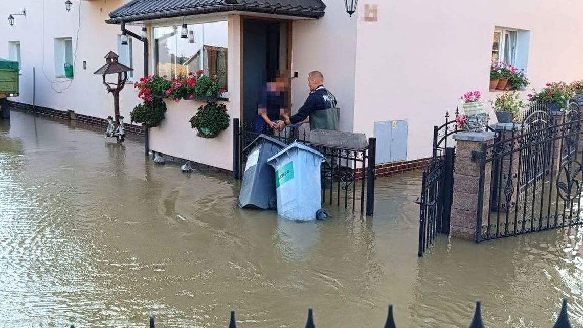 Z Puław do Oławy z łodzią na ratunek powodzianom Z Puław do Oławy z łodzią na ratunek powodzianom
