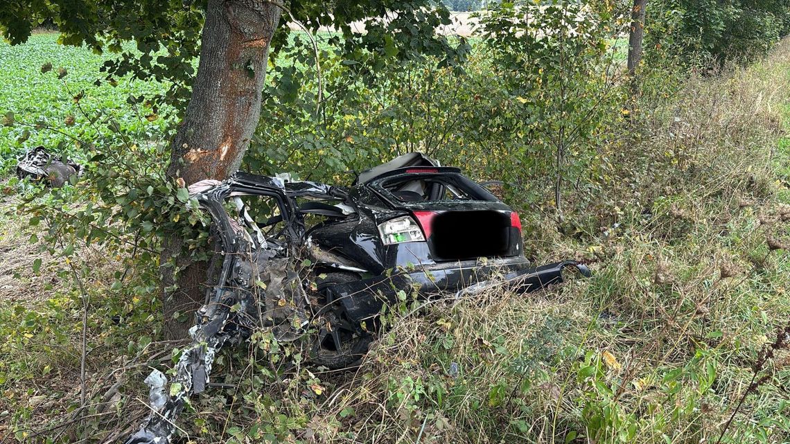 Z samochodu została miazga. Młody kierowca nie przeżył Z samochodu została miazga. Młody kierowca nie przeżył