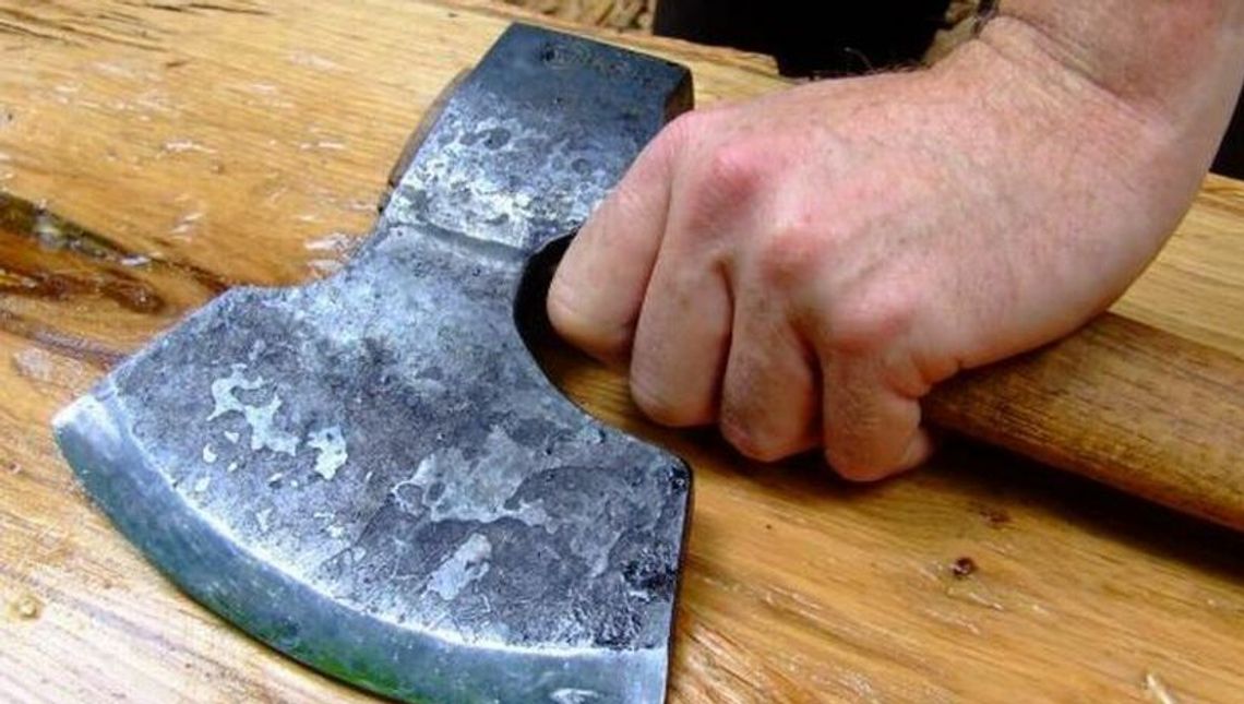 Z siekierą do rodziców. 49-latek stanie przed sądem 