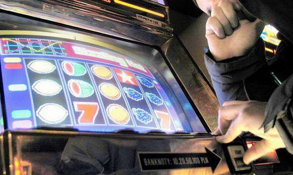 Z siekierą na automat do gier hazardowych. Trzej mężczyźni z zarzutami