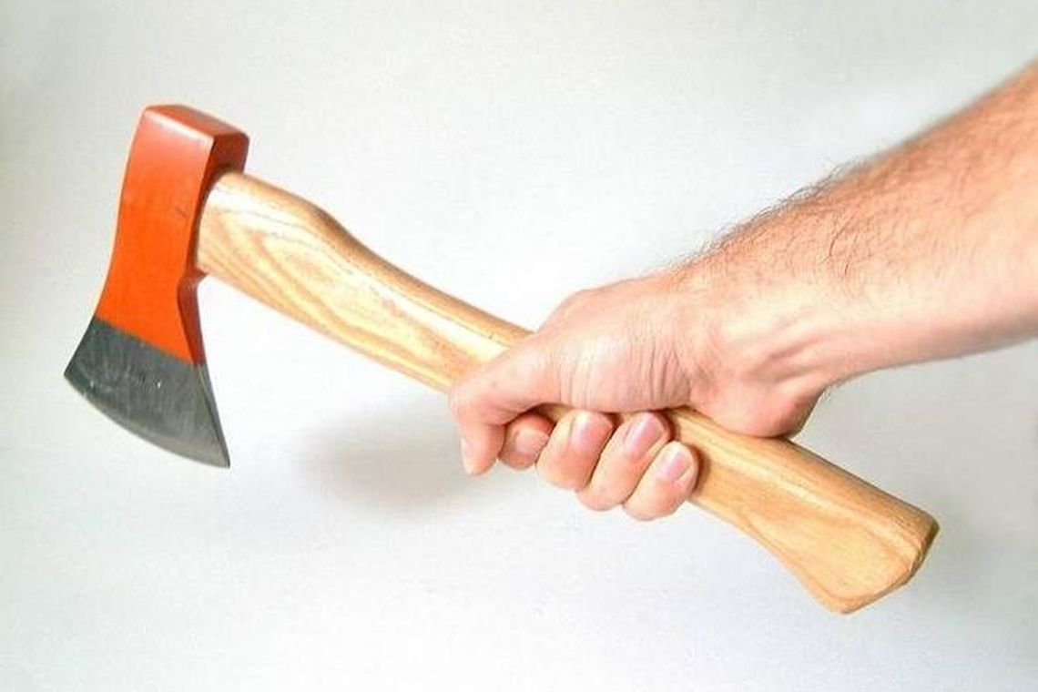 Z siekierą na policjantów. Bo kazali mu ściszyć muzykę