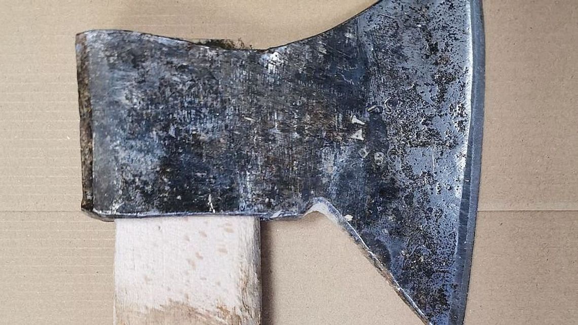 Z siekierą rzucił się na własną matkę. Kobietę uratował jej brat