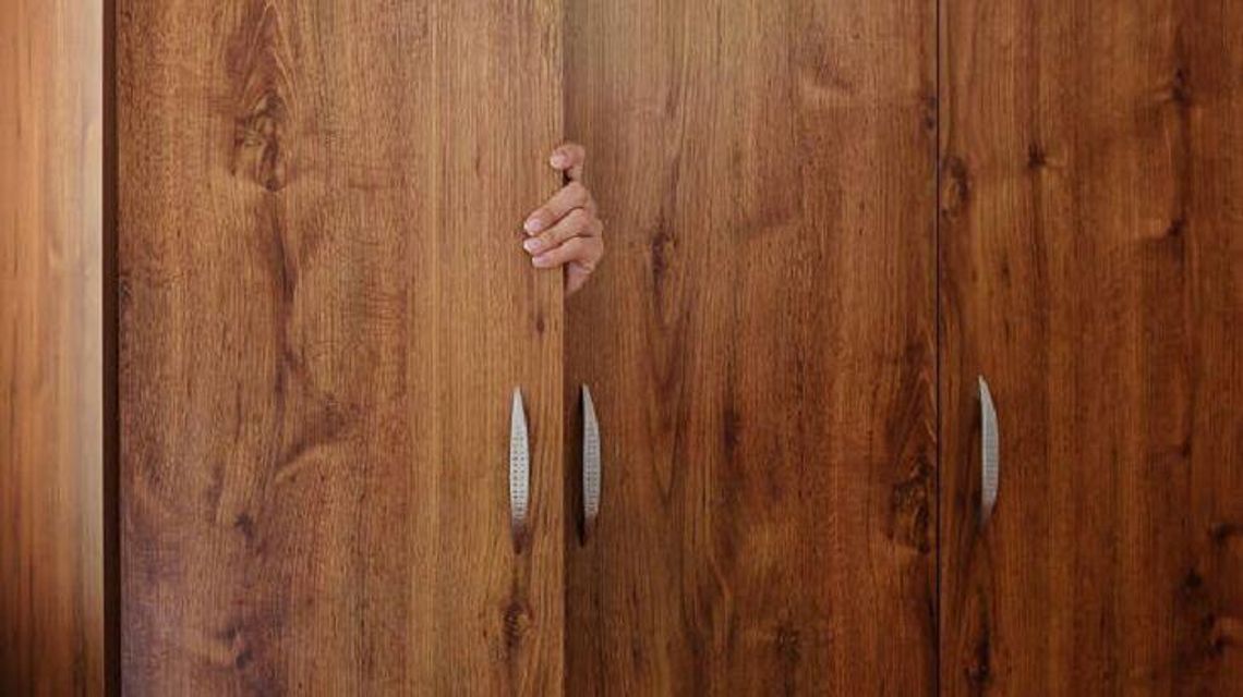 Z szafy na komendę. Kryjówka nie wyszła 