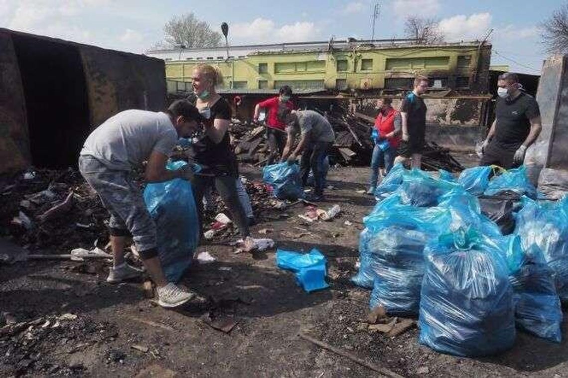 Z targu zostały zgliszcza, ale kupcy chcą wrócić do pracy. Na razie robią porządki  