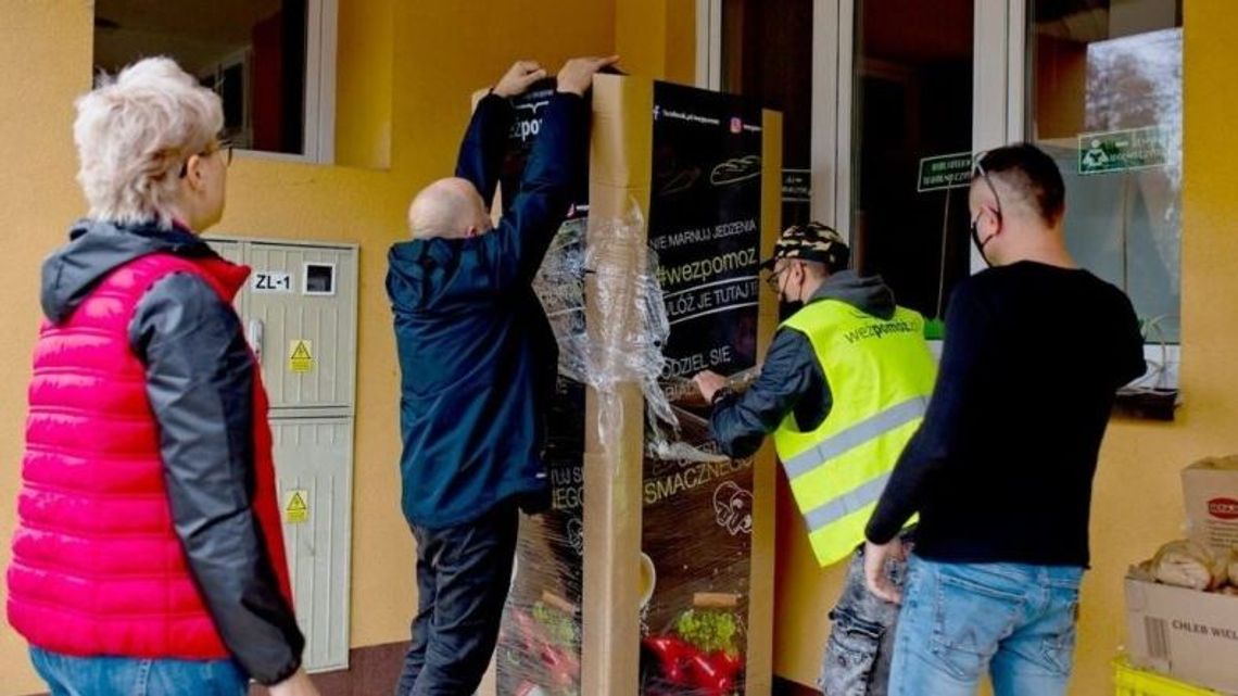 Z tej lodówki dzień w dzień znika 80 kg jedzenia. I bardzo dobrze Z tej lodówki dzień w dzień znika 80 kg jedzenia. I bardzo dobrze