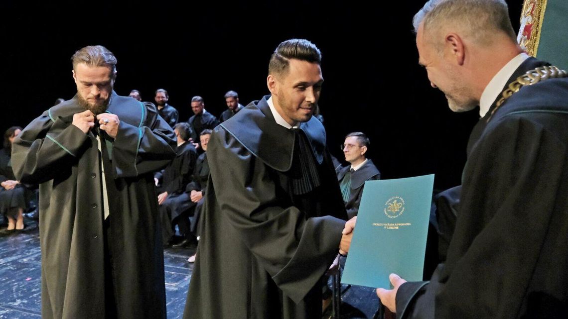 Z togą po egzaminie: nowi adwokaci wkraczają do zawodu Z togą po egzaminie: nowi adwokaci wkraczają do zawodu
