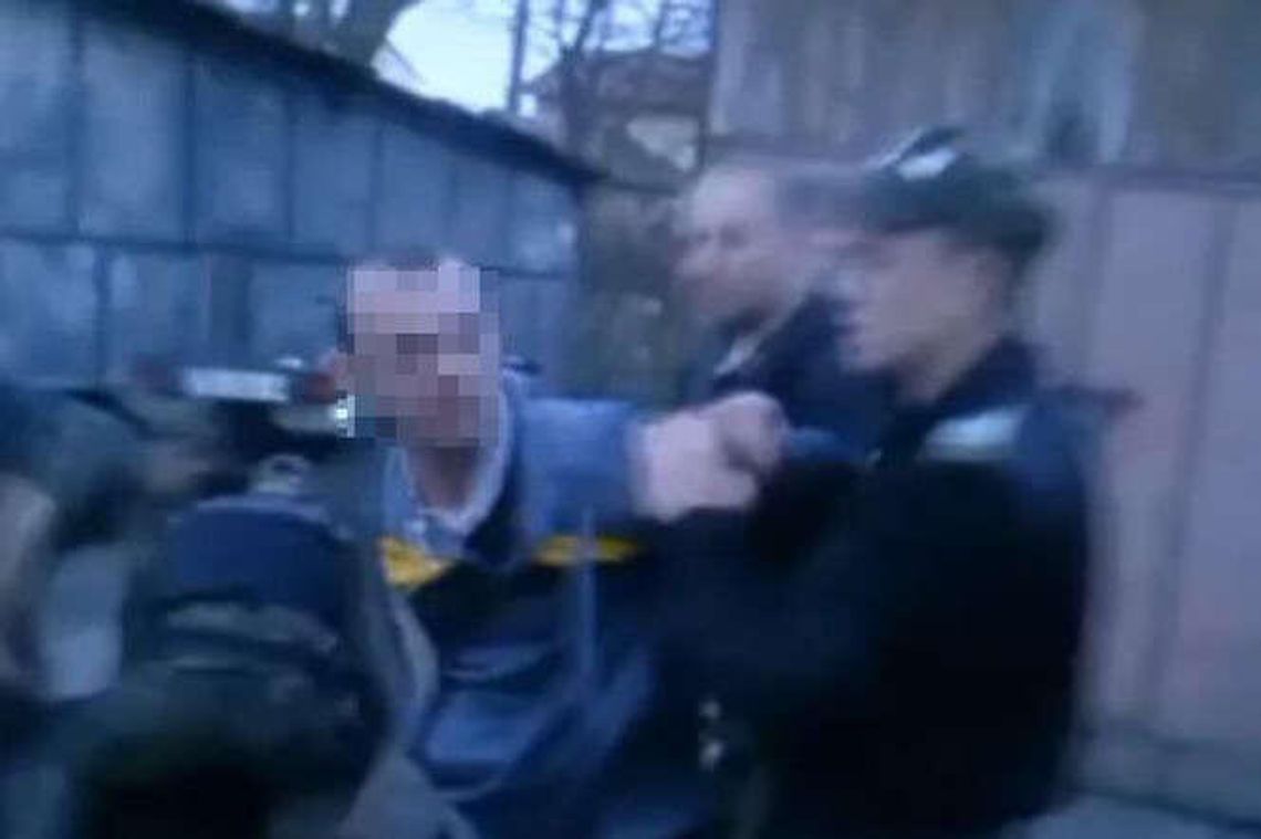 Z „tulipanem” na strażników. Burza po filmie z interwencji mundurowych