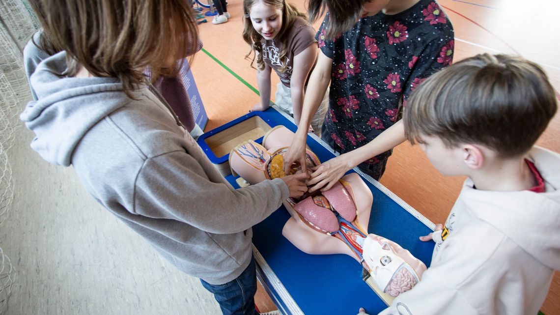 Z Warszawy do wioski pod Biłgorajem. Jedzie naukobus