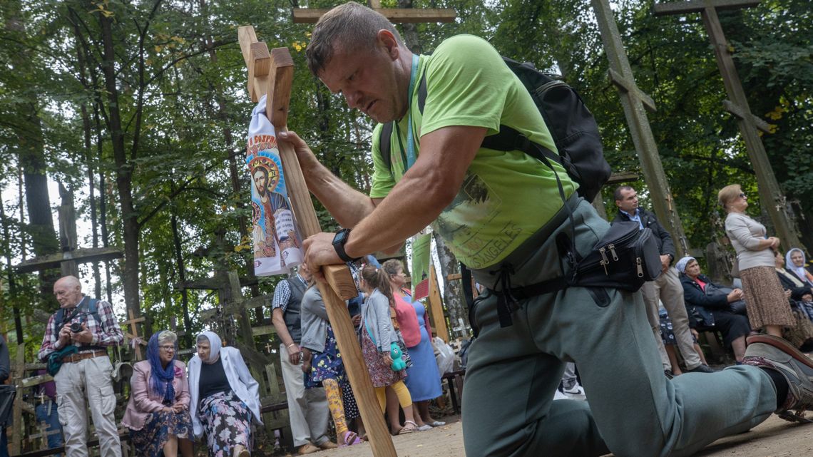 Z wiarą, na kolanach. Pielgrzymi na Świętej Górze Grabarce