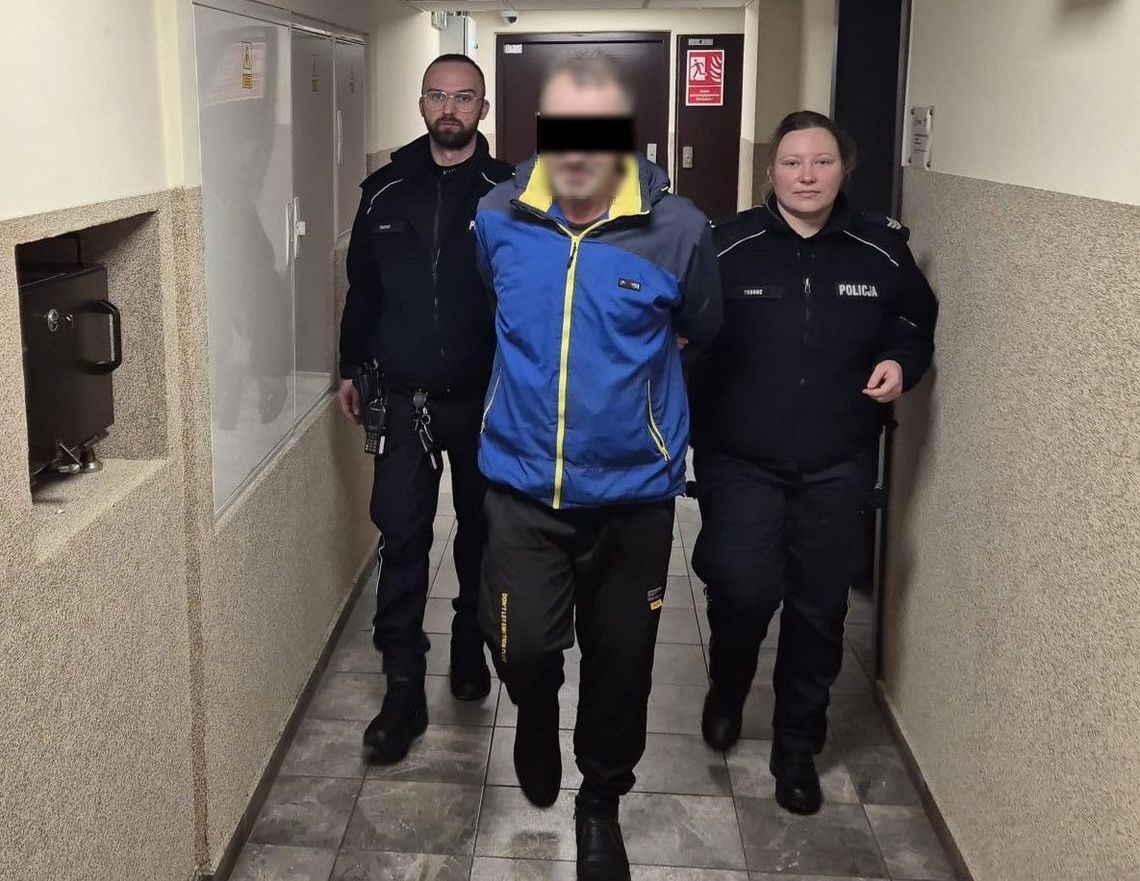 Doprowadzenie podejrzanego przez policjantów