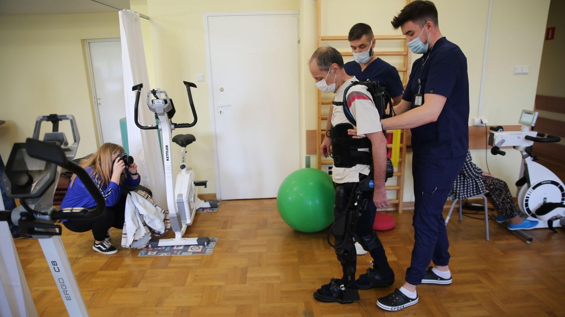 Z wózka na własne nogi. W Lublinie pacjenci mogą już ćwiczyć z nowoczesnym egzoszkieletem
