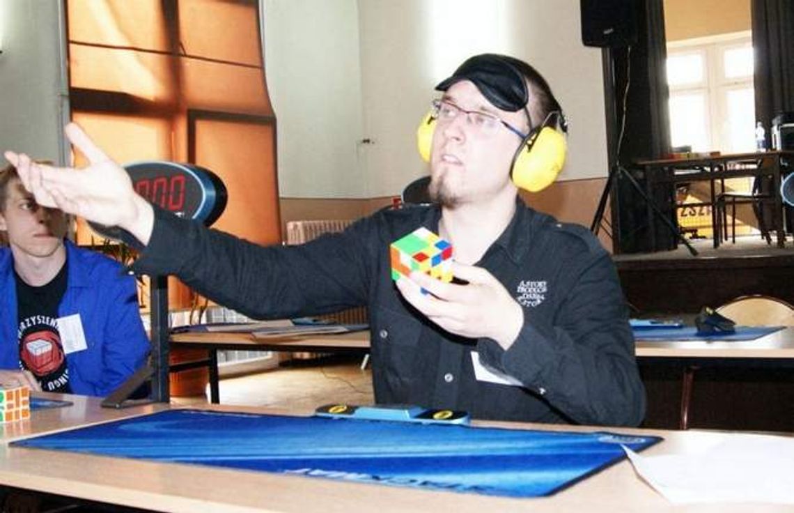 Z zamkniętymi oczami układa kostkę Rubika. Dostał się do półfinału \"Mam talent\"