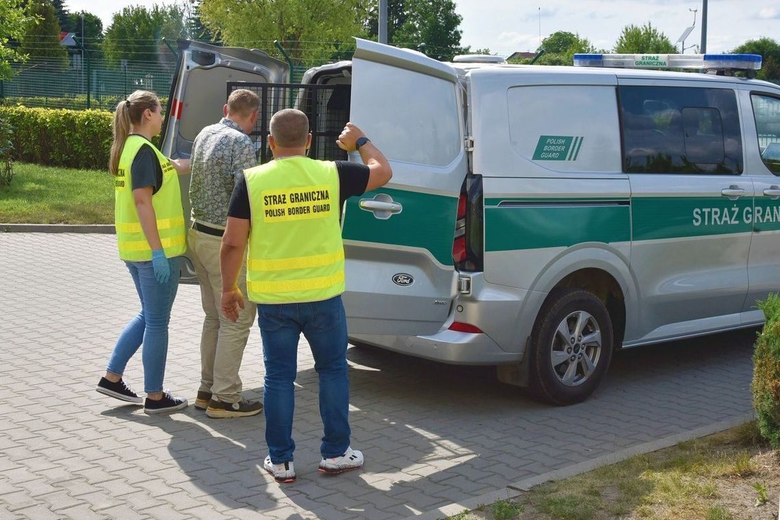 Za jazdę z ponad 3 promilami wrócił na Ukrainę Funkcjonariusze Straży Granicznej podczas czynności służbowych na drogowym przejściu granicznym w Zosinie. Obywatel Ukrainy, który prowadził samochód mając ponad 3 promile alkoholu w organizmie, został zobowiązany do powrotu do kraju.
