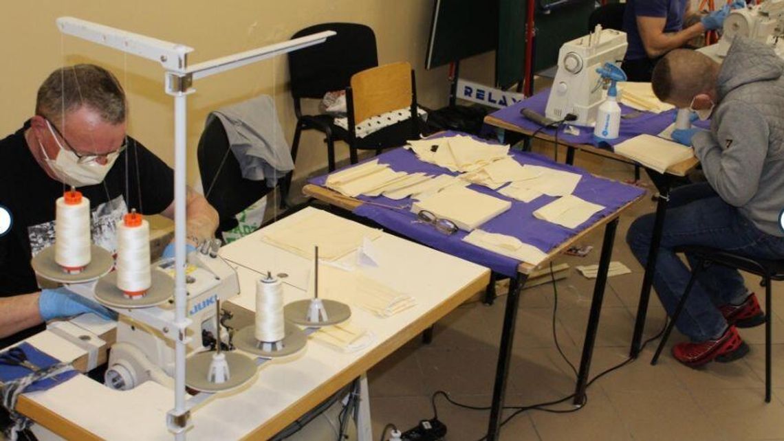Za kratami też szyją maseczki. W akcję włączyli się więźniowie z Zakładu Karnego w Białej Podlaskiej Za kratami też szyją maseczki. W akcję włączyli się więźniowie z Zakładu Karnego w Białej Podlaskiej