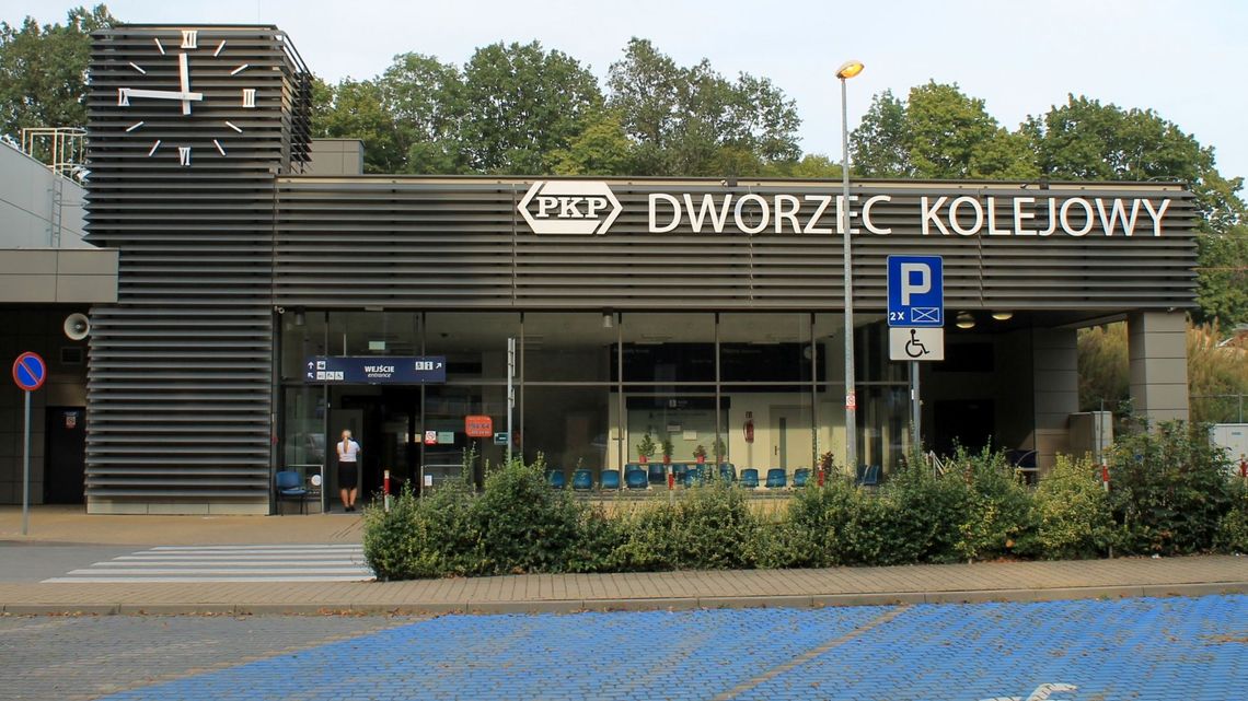 Za mały parking przy dworcu w Puławach. A będzie jeszcze ciaśniej