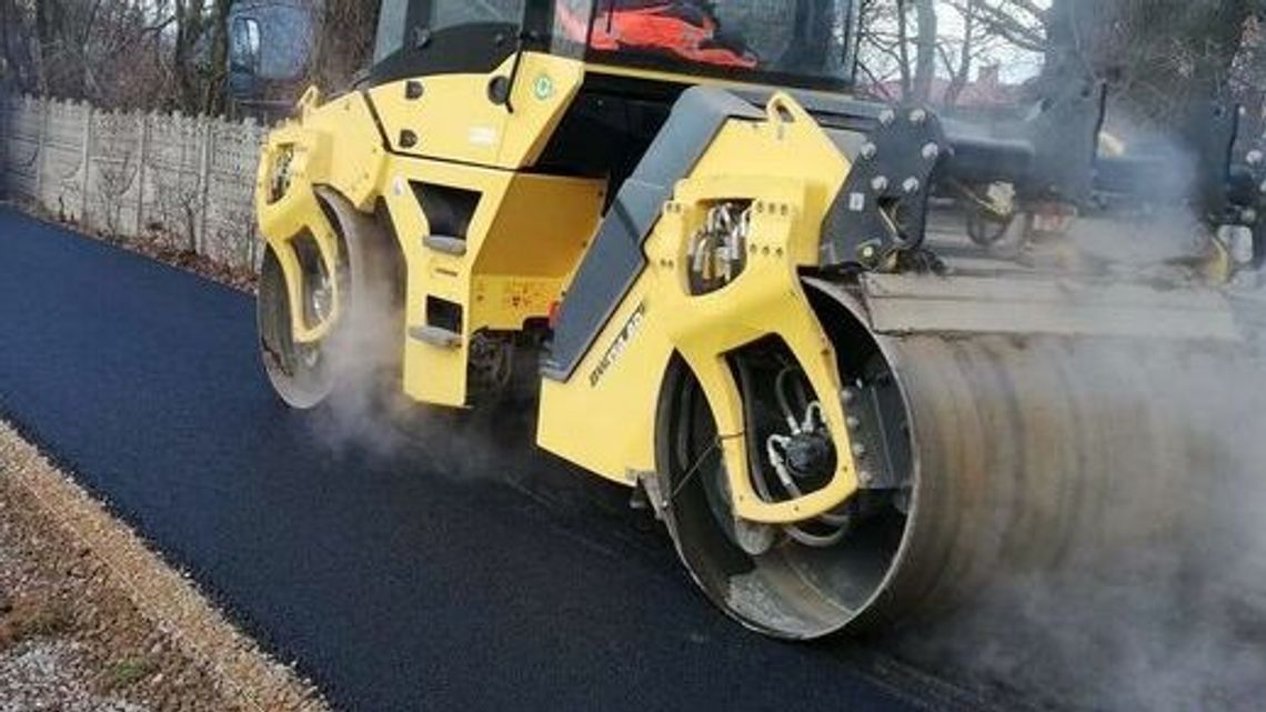 Za nic miał znaki i wjechał na układany asfalt. Kto mu za to wybił zęby?