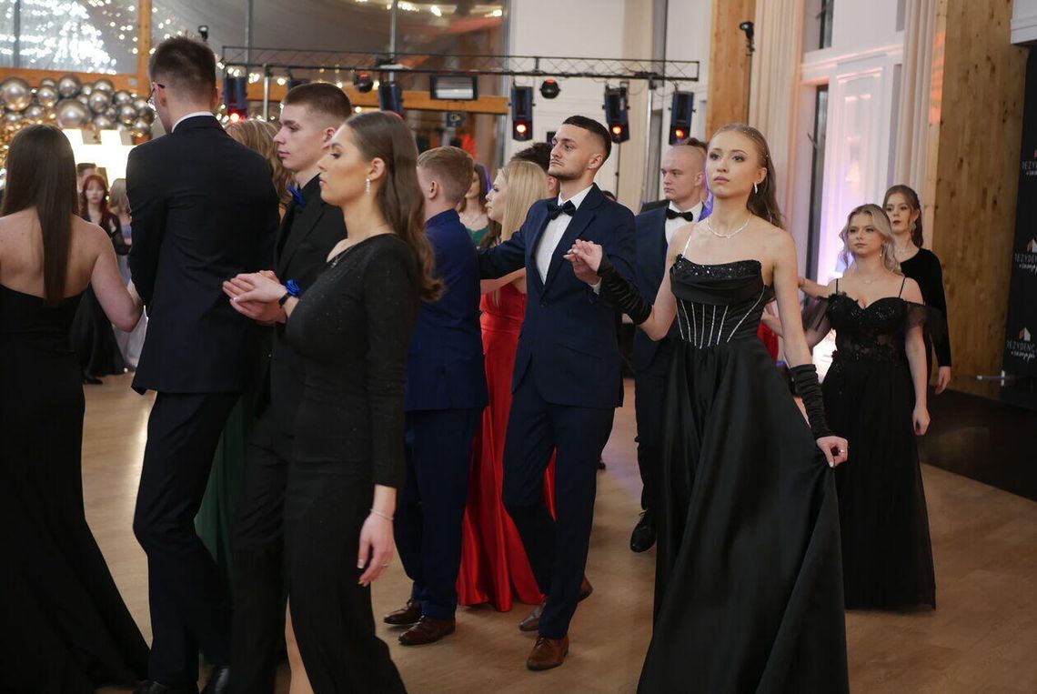 Za nimi niezapomniana noc. Studniówka VI LO w Lublinie Za nimi niezapomniana noc. Studniówka VI LO w Lublinie