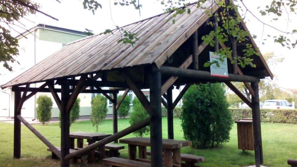 Za pieniądze z Unii we wsi postawiono wiatę. Chcą ją rozebrać, bo przyniosła zło