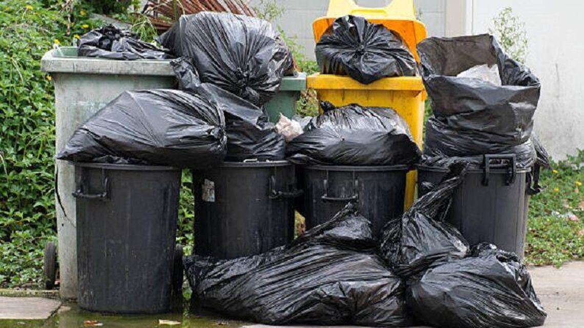 Za śmieciową dziurę zapłacą mieszkańcy. 100-procentowe podwyżki poparł klub prezydenta Za śmieciową dziurę zapłacą mieszkańcy. 100-procentowe podwyżki poparł klub prezydenta