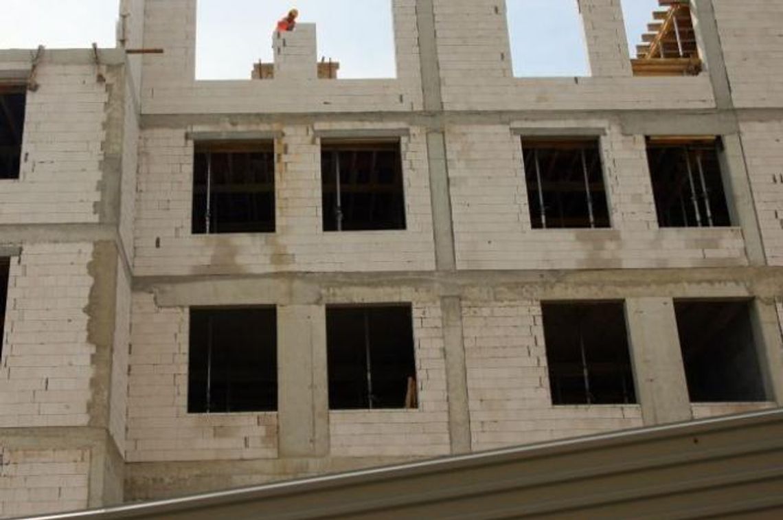 Za średnią pensję Polaka można kupić pół metra mieszkania