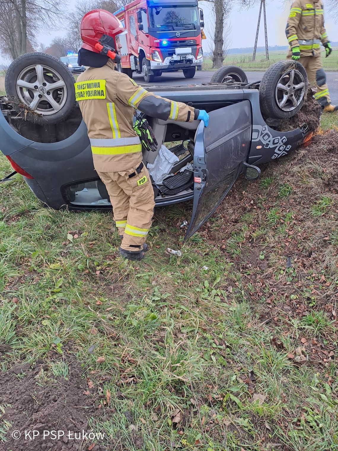 Za szybko na DK 63. Kierująca renault wylądowała w rowie dachowanie_renault