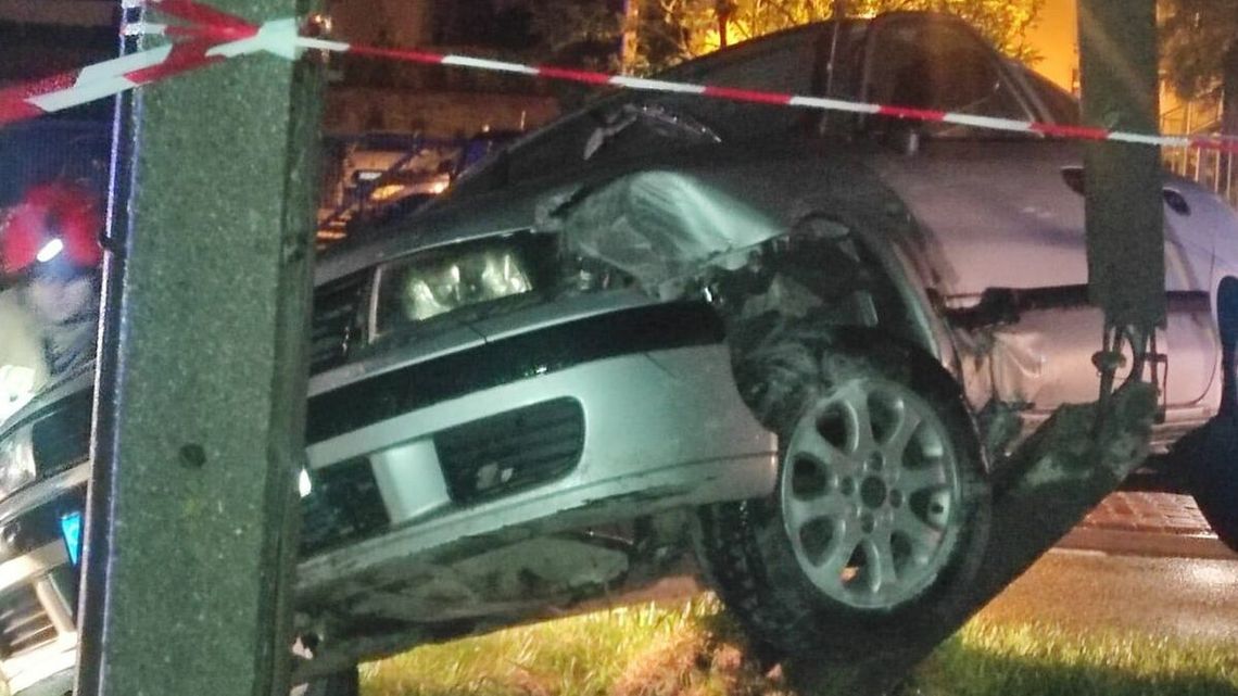 Za szybko na zakręcie. Auto uderzyło w latarnię