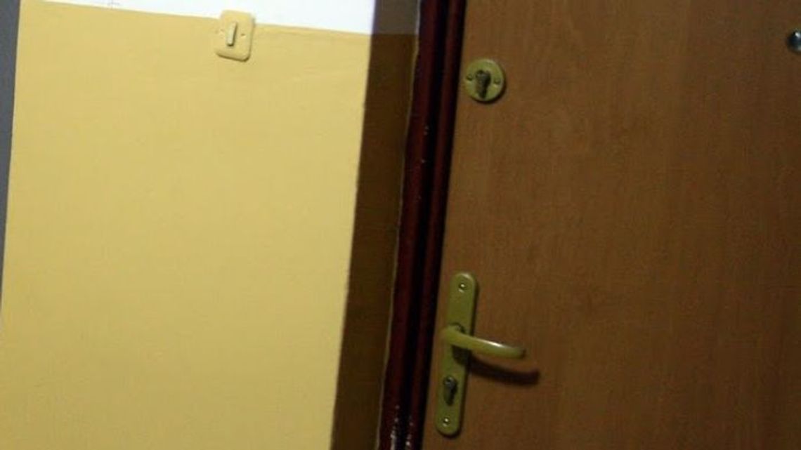Zabarykadował się w mieszkaniu. Ale policjanci wiedzieli, że jest w środku