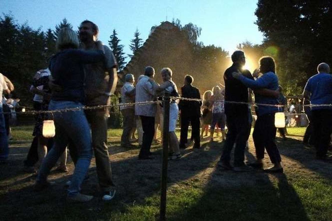 Zabawa jak dawniej, czyli potańcówka w skansenie (zdjęcia)