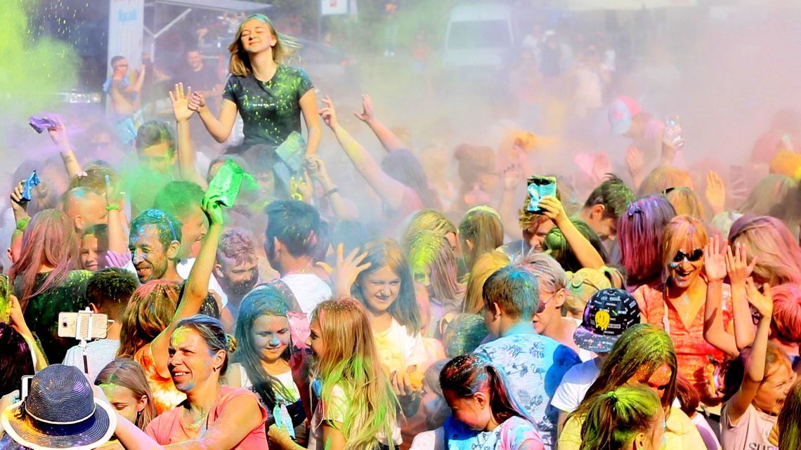 Zabawa, muzyka i kolorowe proszki w Stężycy [zdjęcia, wideo]