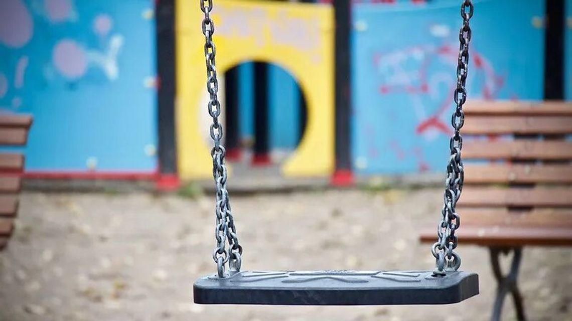 Zabawa na huśtawce zakończyła się interwencją strażaków Zabawa na huśtawce zakończyła się interwencją strażaków