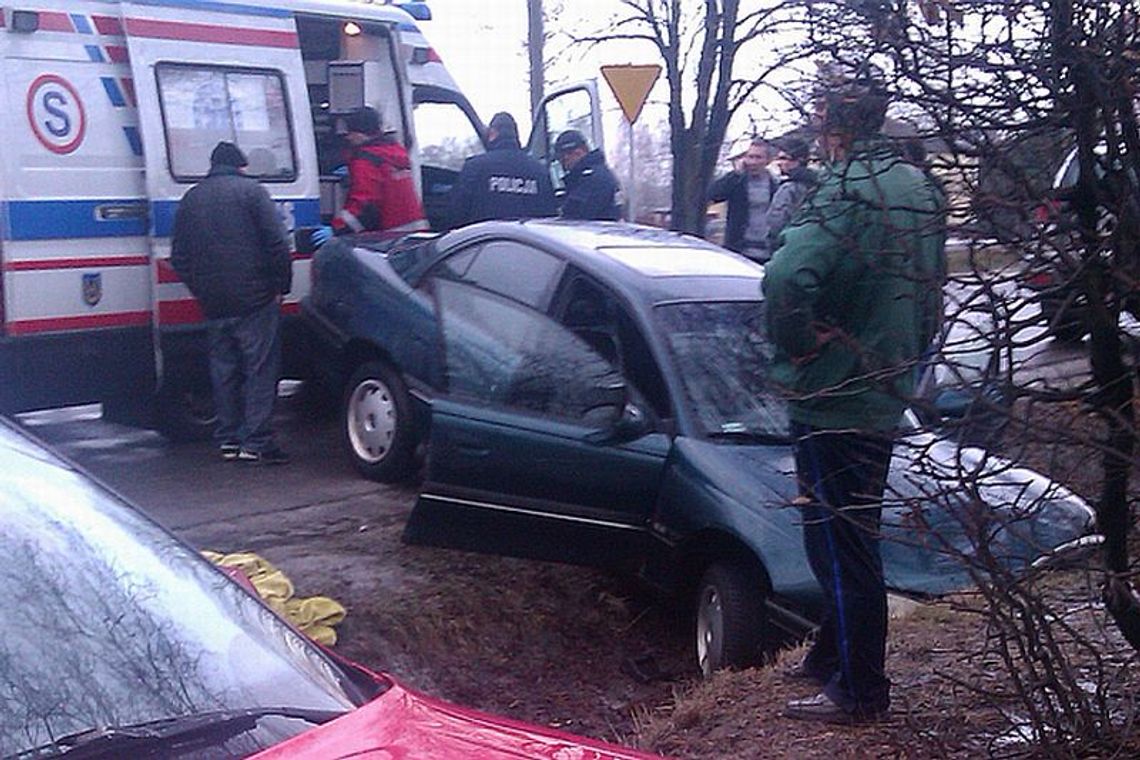 Żabia Wola: Samochód wpadł do rowu. Ruch utrudniony