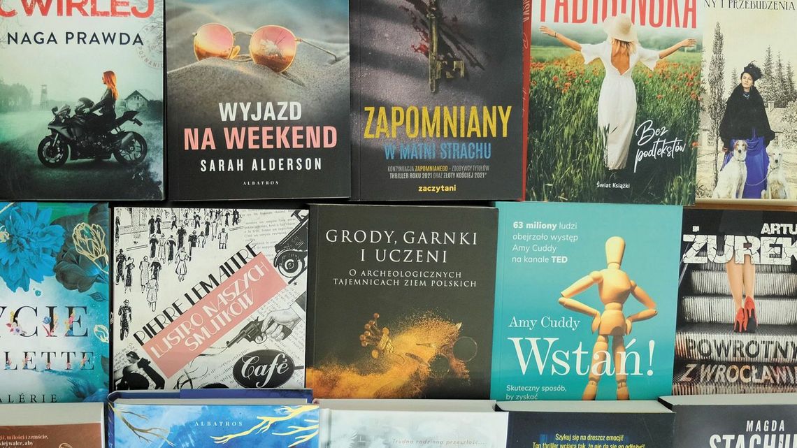 Zabierz książkę na majówkę. Co warto mieć ze sobą?