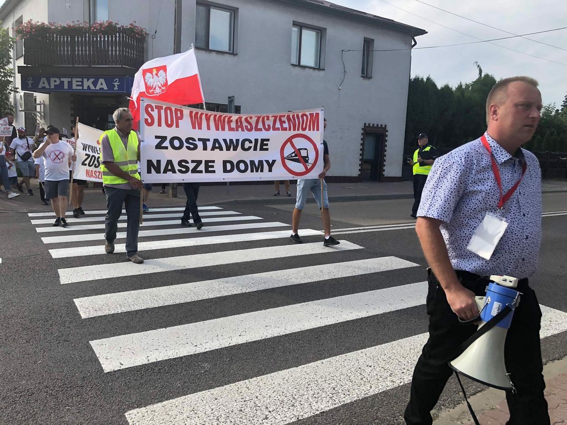 Zablokowali drogę krajową, teraz pojadą do Sejmu. Nie chcą u siebie torów kolejowych do CPK Zablokowali drogę krajową, teraz pojadą do Sejmu. Nie chcą u siebie torów kolejowych do CPK