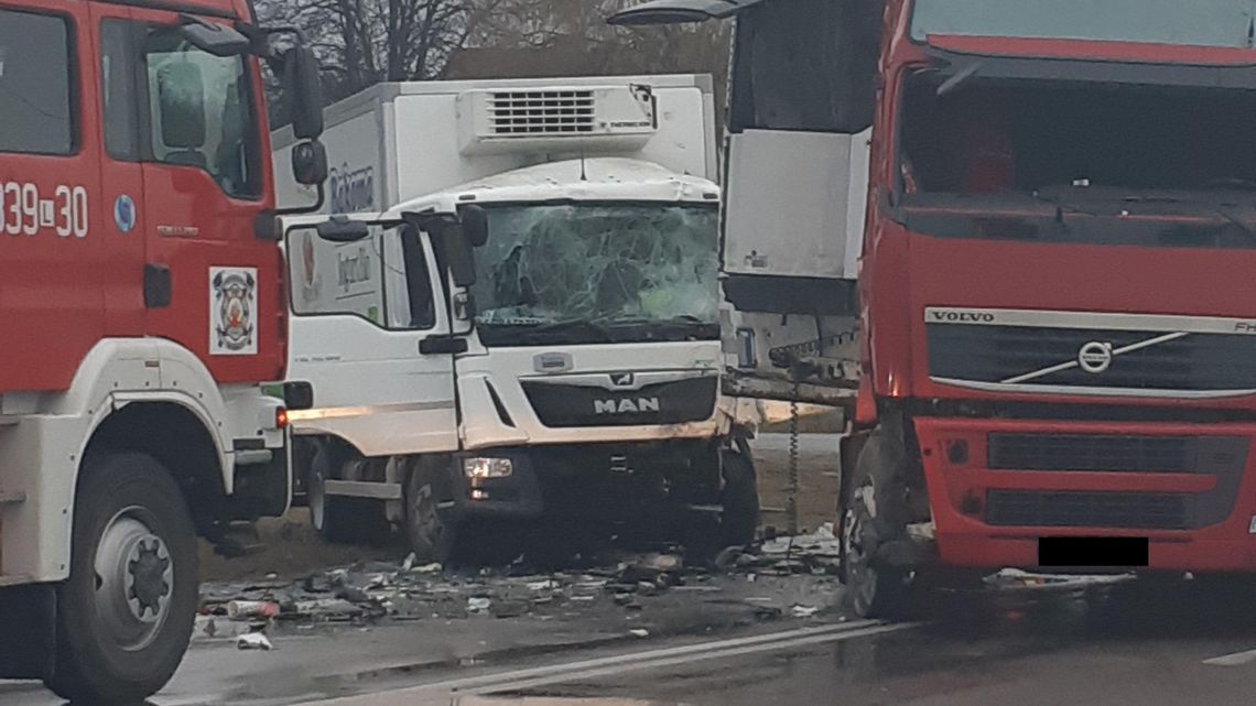 Zablokowana droga Lublin-Lubartów. Zderzenie ciężarówek w Ciecierzynie [zdjęcia]