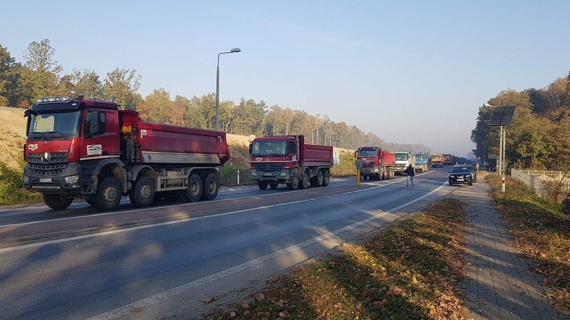 Zablokowane rondo w Żyrzynie. Podwykonawcy Astaldi protestują, nie dostali pieniędzy [zdjęcia]