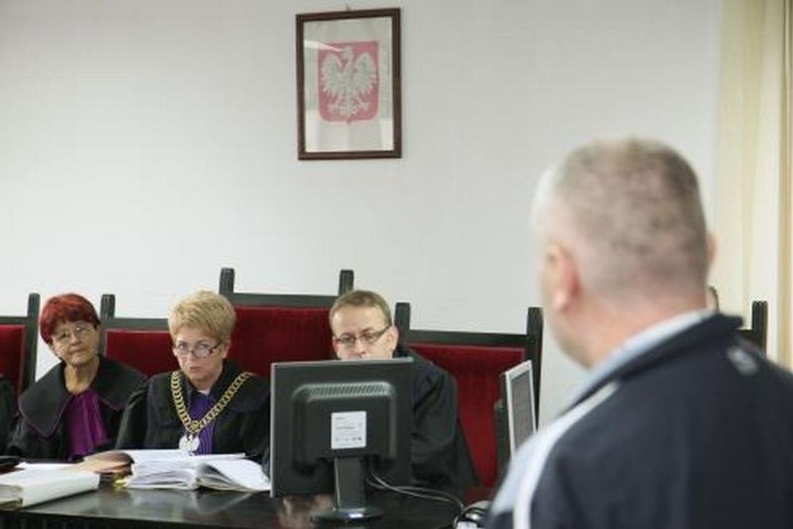 Zabójca przejechał kobietę, potem ją zadźgał. Ruszył proces