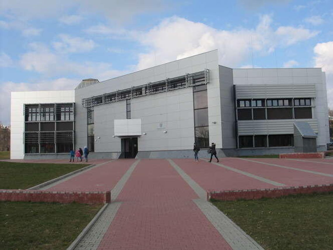 Zabrakło pieniędzy na otoczenie Chełmskiej Biblioteki Publicznej