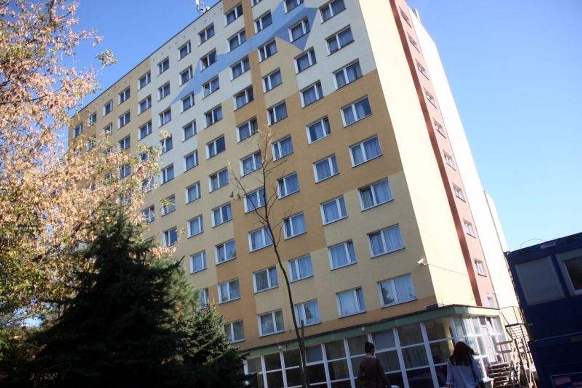 Zabrali im flagi wywieszone na akademikach. "Muszą być czyste, niewyblakłe i na drążku" Zabrali im flagi wywieszone na akademikach. "Muszą być czyste, niewyblakłe i na drążku"